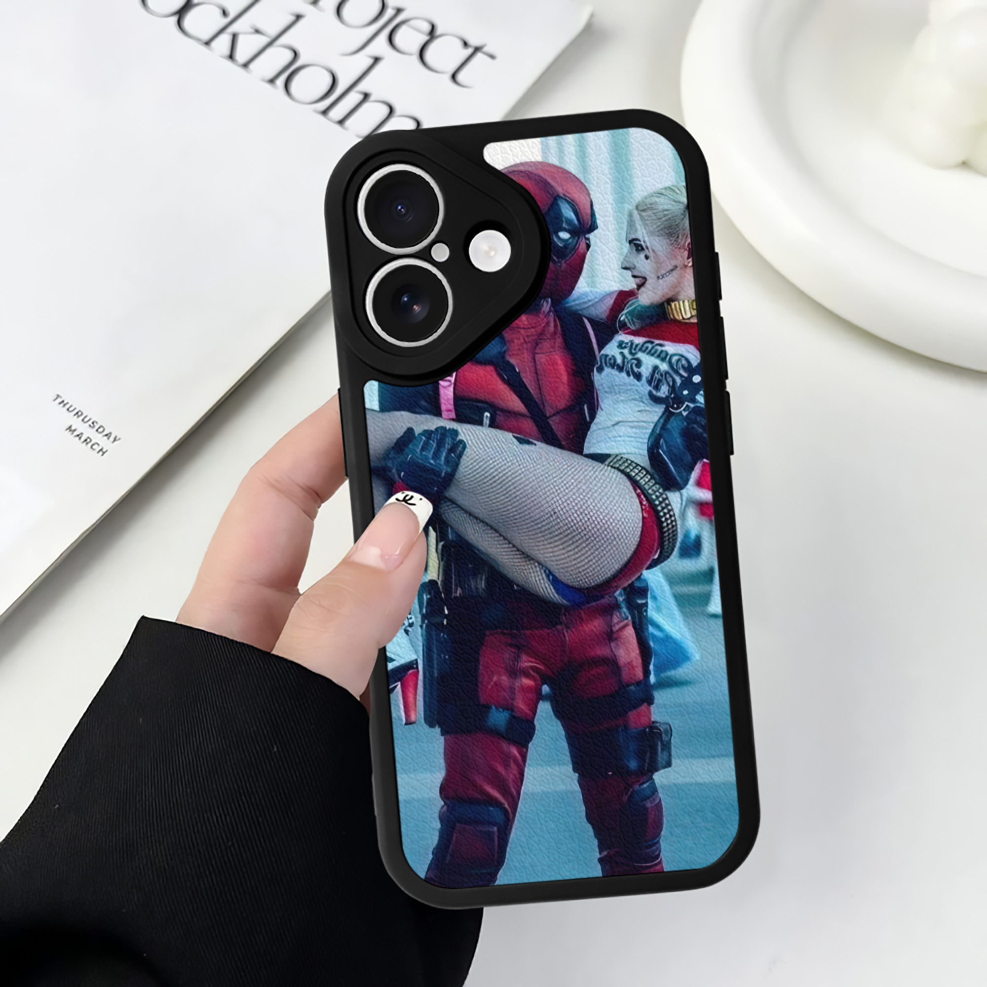 （画像用） Deadpool デッドプール 【iPhone 16シリーズ対応】シリコンスマホケース（レザー調） 材質：シリコン